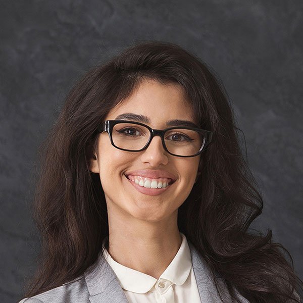 Mujer con blazer sobre fondo gris | lemjas