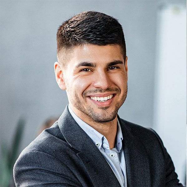 Hombre profesional sonriendo cálidamente | lemjas