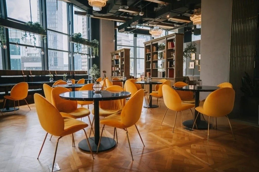 Salón moderno con sillas amarillas | lemjas