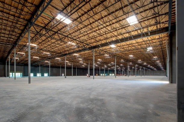 Interior de una gran nave industrial vacía | lemjas